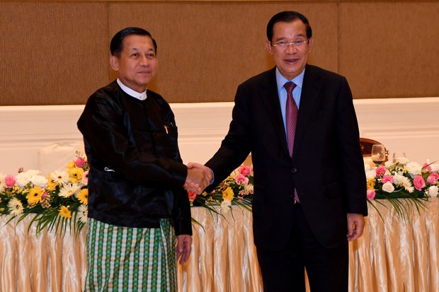 မြန်မာ့အရေး "ဆုပ်လည်းစူး၊ စားလည်းရူး" ဖြစ်နေကြောင်း အာဆီယံဥက္ကဋ္ဌ ညည်းညူ မြန်မာ့အရေး "ဆုပ်လည်းစူး၊ စားလည်းရူး" ဖြစ်နေကြောင်း အာဆီယံဥက္ကဋ္ဌ ညည်းညူ