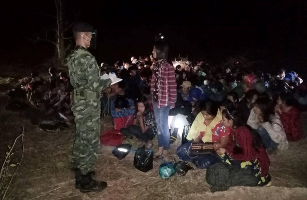 နယ်စပ်ကဝင်လာတဲ့ အထောက်အထားမဲ့ မြန်မာအလုပ်သမား ၃ဝဝ ကျော် ထိုင်းရဲ ဖမ်းဆီး နယ်စပ်ကဝင်လာတဲ့ အထောက်အထားမဲ့ မြန်မာအလုပ်သမား ၃ဝဝ ကျော် ထိုင်းရဲ ဖမ်းဆီး