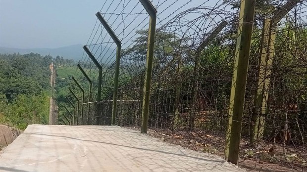အိန္ဒိယနယ်စပ်ခြံစည်းရိုးကြောင့် ဒေသခံတွေ သွားလာရေးအခက်ကြုံနေ
