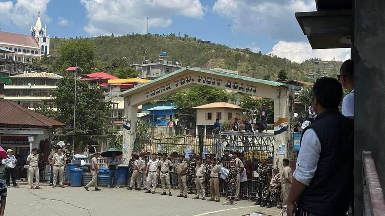 မြန်မာနယ်စပ်တွင် ခြံစည်းရိုးခတ်မည့်အစီအစဉ်အား နယ်စပ်ကျေးရွာများတွင် နေထိုင်ကြသောဒေသခံများ၂ဝ၂၄ ခုနှစ် မေလ ၁၆ ရက်နေ့က ဆန္ဒပြစဉ် စောင့်ကြပ်နေကြသည့် အိန္ဒိယရဲတပ်ဖွဲ့ဝင်များ။ (Photo: Chin Post)