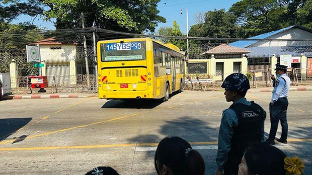 အင်းစိန်ထောင်က နိုင်ငံရေးအကျဉ်းသား ၂၄ ဦး ခြေချင်းဒေါက်နဲ့ အလုပ်ကြမ်းလုပ်ရ