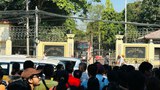 အင်းစိန်ထောင်ရှေ့ စောင့်မျှော်နေသူများ