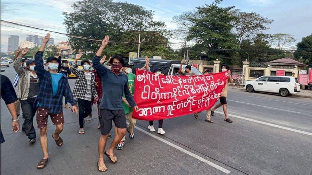 အင်းစိန်ထောင်ရှေ့မှာ စစ်အာဏာရှင် ဆန့်ကျင်ဆန္ဒပြ