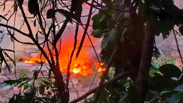 စစ်ကြောင်း ဝင်ရောက်ခဲ့တဲ့ လောင်းလုံးမှာ နေအိမ်တစ်ရာကျော် မီးရှို့ခံရပြီး ဒေသခံနှစ်ဦး သေဆုံး စစ်ကြောင်း ဝင်ရောက်ခဲ့တဲ့ လောင်းလုံးမှာ နေအိမ်တစ်ရာကျော် မီးရှို့ခံရပြီး ဒေသခံနှစ်ဦး သေဆုံး