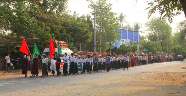 တိုက်ပွဲတွေပြင်းထန်ခဲ့တဲ့ ကမ္မမြို့က ဒေသခံနှစ်ထောင်ကျော် မြို့ကိုစွန့်ခွာ တိုက်ပွဲတွေပြင်းထန်ခဲ့တဲ့ ကမ္မမြို့က ဒေသခံနှစ်ထောင်ကျော် မြို့ကိုစွန့်ခွာ