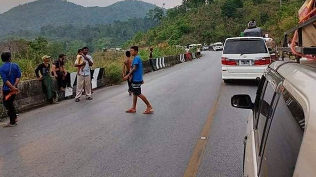 စစ်ရေးတင်းမာနေတဲ့ ကော့ကရိတ်-မြဝတီနဲ့ မြဝတီ-ဝေါလေ လမ်းတွေ ယာယီပိတ်ထား