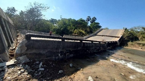 ကော့ကရိတ် - မြဝတီ အာရှလမ်းပေါ်က ကော့နွဲတံတား ကျိုးကျပျက်စီး ကော့ကရိတ် - မြဝတီ အာရှလမ်းပေါ်က ကော့နွဲတံတား ကျိုးကျပျက်စီး