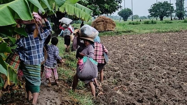 ခင်ဦးမှာ စစ်ကြောင်းနဲ့တိုးတဲ့ အရပ်သားငါးဦး ဖမ်းဆီးခံရ ခင်ဦးမှာ စစ်ကြောင်းနဲ့တိုးတဲ့ အရပ်သားငါးဦး ဖမ်းဆီးခံရ