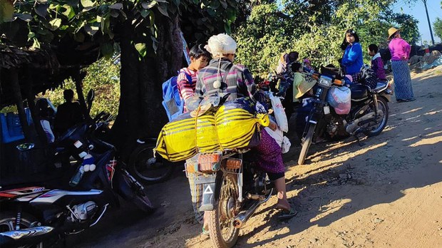 စစ်ကြောင်းဝင်လာတာကြောင့် ခင်ဦးဒေသခံ နှစ်ထောင်ကျော် ဘေးလွတ်ရာထွက်ပြေးရ စစ်ကြောင်းဝင်လာတာကြောင့် ခင်ဦးဒေသခံ နှစ်ထောင်ကျော် ဘေးလွတ်ရာထွက်ပြေးရ
