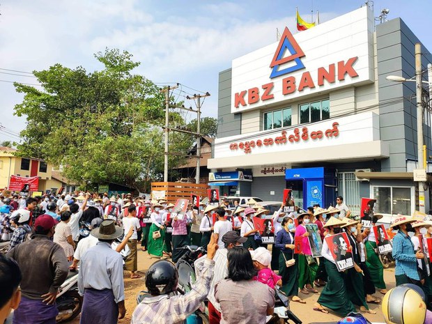ကျိုက်ထိုမှာ လက်နက်ကြီးထိလို့ အရပ်သားနှစ်ဦး သေဆုံး ကျိုက်ထိုမှာ လက်နက်ကြီးထိလို့ အရပ်သားနှစ်ဦး သေဆုံး