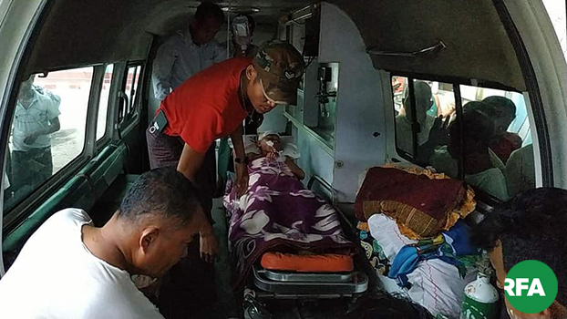 ထိခိုက်ဒဏ်ရာရတဲ့  မီးဝကျောင်းတိုက်က ကိုရင် ကို  ၂၀၁၉ အောက်တိုဘာ ၁ ရက်နေ့က စစ်တွေဆေးရုံကို သယ်ဆောင်လာစဉ်