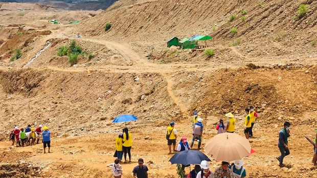ဖားကန့်မှာ မြေစာပုံ ပြိုကျပြီး ရေမဆေးသမားတစ်ဦးသေ၊ နှစ်ဦးဒဏ်ရာရ ဖားကန့်မှာ မြေစာပုံ ပြိုကျပြီး ရေမဆေးသမားတစ်ဦးသေ၊ နှစ်ဦးဒဏ်ရာရ