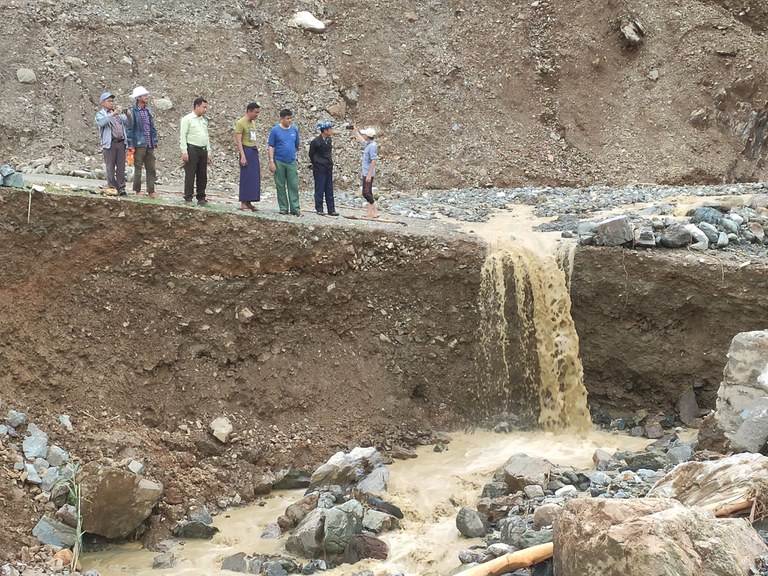 စစ်ကိုင်းတိုင်း နဂကိုယ်ပိုင်အုပ်ချုပ်ခွင့်ရဒေသ လဟယ်မြို့နယ်အတွင်း တောင်ကျရေကြောင့် မြေပြိုခဲ့သည့် မြင်ကွင်းတစ်ခုအား ၂ဝ၂၄ ခုနှစ် မေလ ၂၈ ရက်နေ့က တွေ့ရစဉ်။ (Photo: Citizen Journalist)