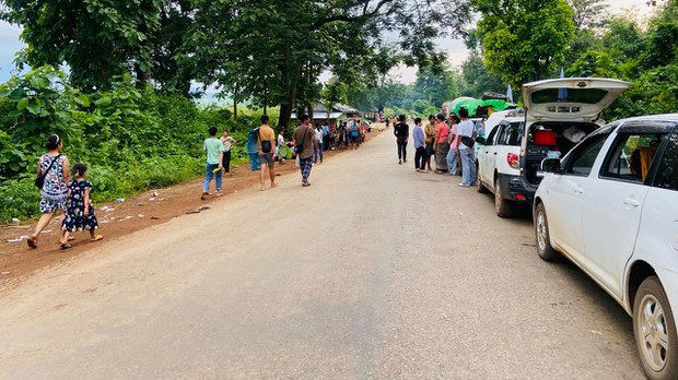 မိုးကုတ်ကနေ ထွက်ပြေးလာသူတွေ စဉ့်ကူးမြို့နယ်ထဲမှာ ထပ်မံပိတ်မိနေ မိုးကုတ်ကနေ ထွက်ပြေးလာသူတွေ စဉ့်ကူးမြို့နယ်ထဲမှာ ထပ်မံပိတ်မိနေ