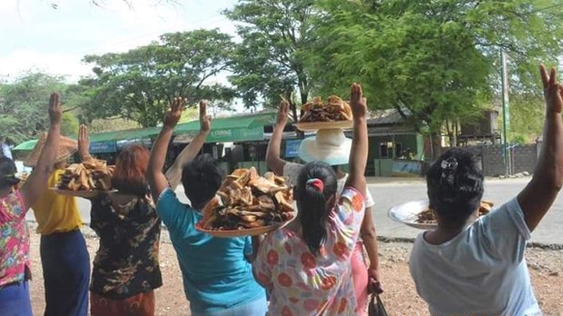 လက်သုံးချောင်းထောင်တဲ့ လက်ပံပျားရွာသူ စျေးသည်အမျိုးသမီး ကိုးဦး အဖမ်းခံရ