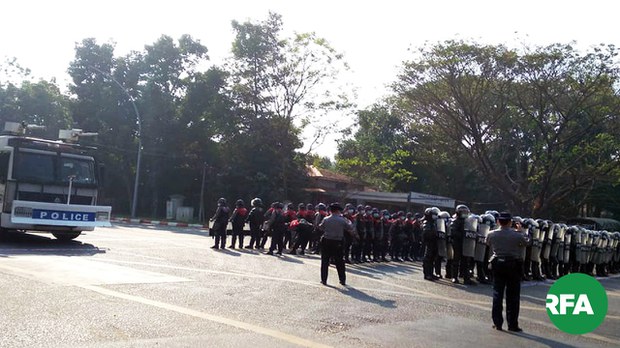 လှည်းတန်းမှာ ဆန္ဒပြသူတွေကို ဖြိုခွင်းဖို့ စစ်ကားနဲ့ ရဲကားအစီး ၅၀ ခန့်ရောက်နေ
