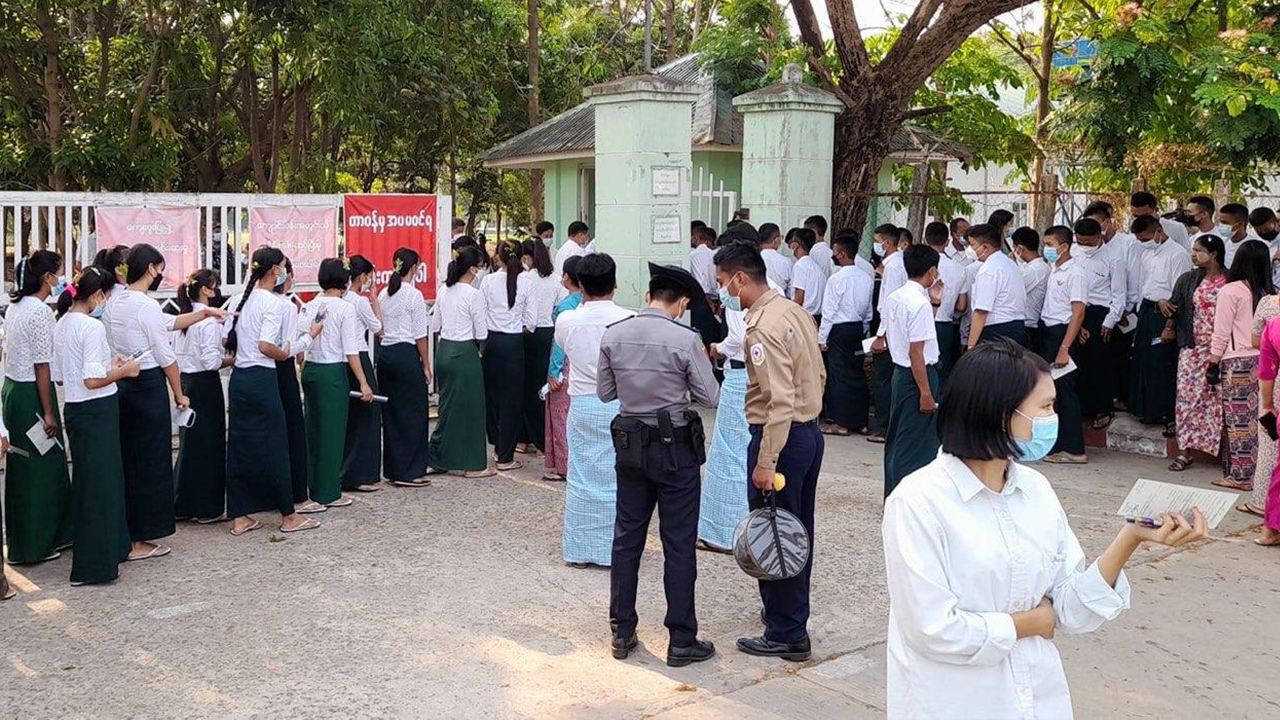 ရန်ကုန်မြို့ လသာ (၁) မှာ တက္ကသိုလ်ဝင်တန်း စာမေးပွဲဖြေဆိုမည့် ကျောင်းသားတွေကို ၂၀၂၂ ခုနှစ် မတ်လ  ၃၁ ရက်နေ့တွင် တွေ့ရစဥ် (Photo: RFA)