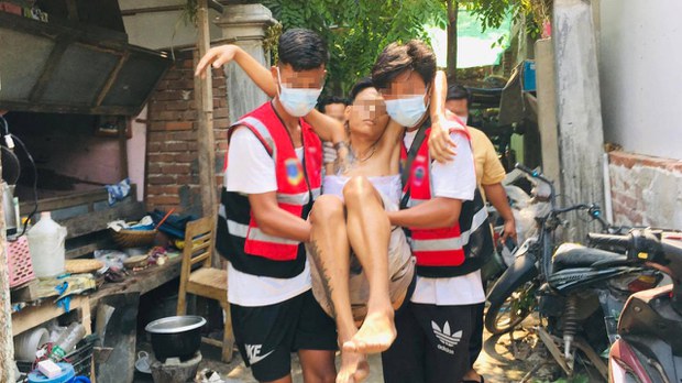 မန္တလေးက သပိတ်စစ်ကြောင်းတစ်ခု ဖြိုခွင်းခံရ၊ တစ်ဦး ကျည်ဆန်ထိမှန် မန္တလေးက သပိတ်စစ်ကြောင်းတစ်ခု ဖြိုခွင်းခံရ၊ တစ်ဦး ကျည်ဆန်ထိမှန်