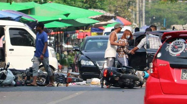 မန္တလေး ကျန်းမာရေးမိသားစုသပိတ် ဖြိုခွင်းခံရ မန္တလေး ကျန်းမာရေးမိသားစုသပိတ် ဖြိုခွင်းခံရ