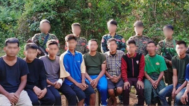 အမ်းကို စစ်ကူသွားတဲ့ စစ်ကောင်စီတပ် တိုက်ခိုက်ခံရ အမ်းကို စစ်ကူသွားတဲ့ စစ်ကောင်စီတပ် တိုက်ခိုက်ခံရ