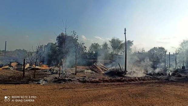 စစ်ကောင်စီတပ်တွေနဲ့ ဒေသခုခံကာကွယ်ရေးတပ်ဖွဲ့ PDF တို့ရဲ့ တိုက်ပွဲကြောင့် ဂန့်ဂေါမြို့နယ်ထဲက မီးလောင်ပျက်စီးသွားခဲ့တဲ့ နေအိမ်တွေကို ၂၀၂၁ မေ ၂၈ ရက်နေ့က တွေ့ရစဉ်