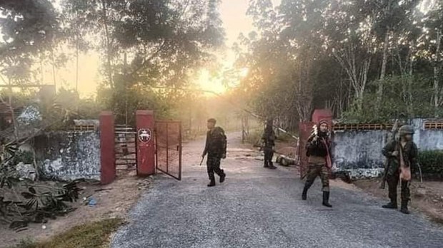 ကြာအင်းဆိပ်ကြီးမှာ စစ်တပ်နဲ့ KNU အကြား တိုက်ပွဲပြင်းထန်နေ ကြာအင်းဆိပ်ကြီးမှာ စစ်တပ်နဲ့ KNU အကြား တိုက်ပွဲပြင်းထန်နေ