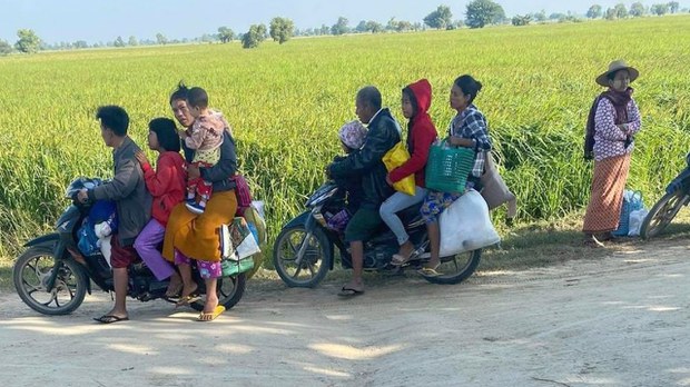 ဒီပဲယင်းတိုက်ပွဲ စစ်ရဟတ်ယာဉ်နဲ့ ပစ်ခတ်လို့ သုံးယောက် သေဆုံး ဒီပဲယင်းတိုက်ပွဲ စစ်ရဟတ်ယာဉ်နဲ့ ပစ်ခတ်လို့ သုံးယောက် သေဆုံး