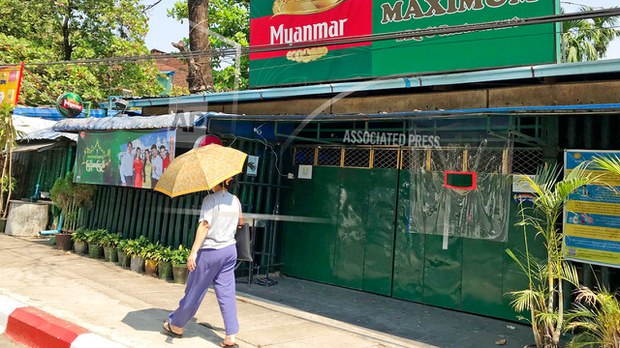 မန္တလေးက စစ်တပ်ထုတ် ဘီယာရောင်းတဲ့ဆိုင်တွေ တိုက်ခိုက်ခံရ မန္တလေးက စစ်တပ်ထုတ် ဘီယာရောင်းတဲ့ဆိုင်တွေ တိုက်ခိုက်ခံရ