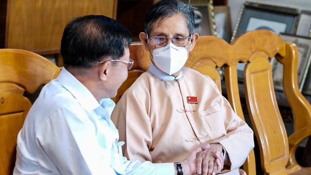 NLD နာယက သူရ ဦးတင်ဦးထံ စစ်ကောင်စီဥက္ကဋ္ဌ လာရောက်တွေ့ဆုံ NLD နာယက သူရ ဦးတင်ဦးထံ စစ်ကောင်စီဥက္ကဋ္ဌ လာရောက်တွေ့ဆုံ