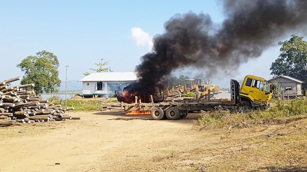 ထီးချိုင့်မှာ စစ်ကောင်စီနဲ့ပေါင်းပြီး သစ်ထုတ်နေတဲ့ကုမ္ပဏီက စက်ယန္တရားတွေကို PDF ဖျက်ဆီး ထီးချိုင့်မှာ စစ်ကောင်စီနဲ့ပေါင်းပြီး သစ်ထုတ်နေတဲ့ကုမ္ပဏီက စက်ယန္တရားတွေကို PDF ဖျက်ဆီး