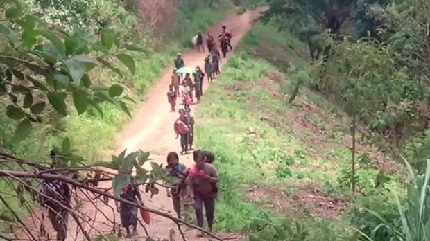 mindat-refugees-flee.jpg mindat-refugees-flee.jpg