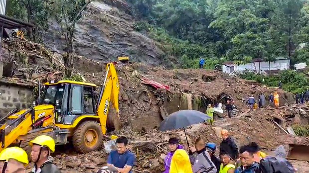 အိန္ဒိယနိုင်ငံမှာ မိုးများတာနဲ့ မြေပြိုတာကြောင့် လူသုံးဆယ်ကျော် သေဆုံး အိန္ဒိယနိုင်ငံမှာ မိုးများတာနဲ့ မြေပြိုတာကြောင့် လူသုံးဆယ်ကျော် သေဆုံး