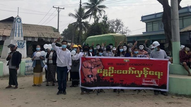 မိုးမောက်မြို့ ၄၃၇ တပ်ရင်းရှေ့မှာ ဆိုင်ကယ်စီးသူနှစ်ဦး ပစ်သတ်ခံရ