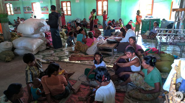 mrauku-residents-flee-622.jpg