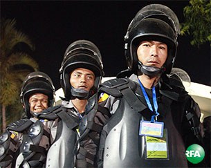 riot-police-305.jpg riot-police-305.jpg