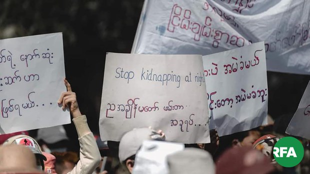 ဧည့်စာရင်းမတိုင်ရင် ထောင်ဒဏ်သုံးနှစ် ချမှတ်မယ်လို့ ရပ်ကွက်တွေမှာ ခြိမ်းခြောက်နေ ဧည့်စာရင်းမတိုင်ရင် ထောင်ဒဏ်သုံးနှစ် ချမှတ်မယ်လို့ ရပ်ကွက်တွေမှာ ခြိမ်းခြောက်နေ