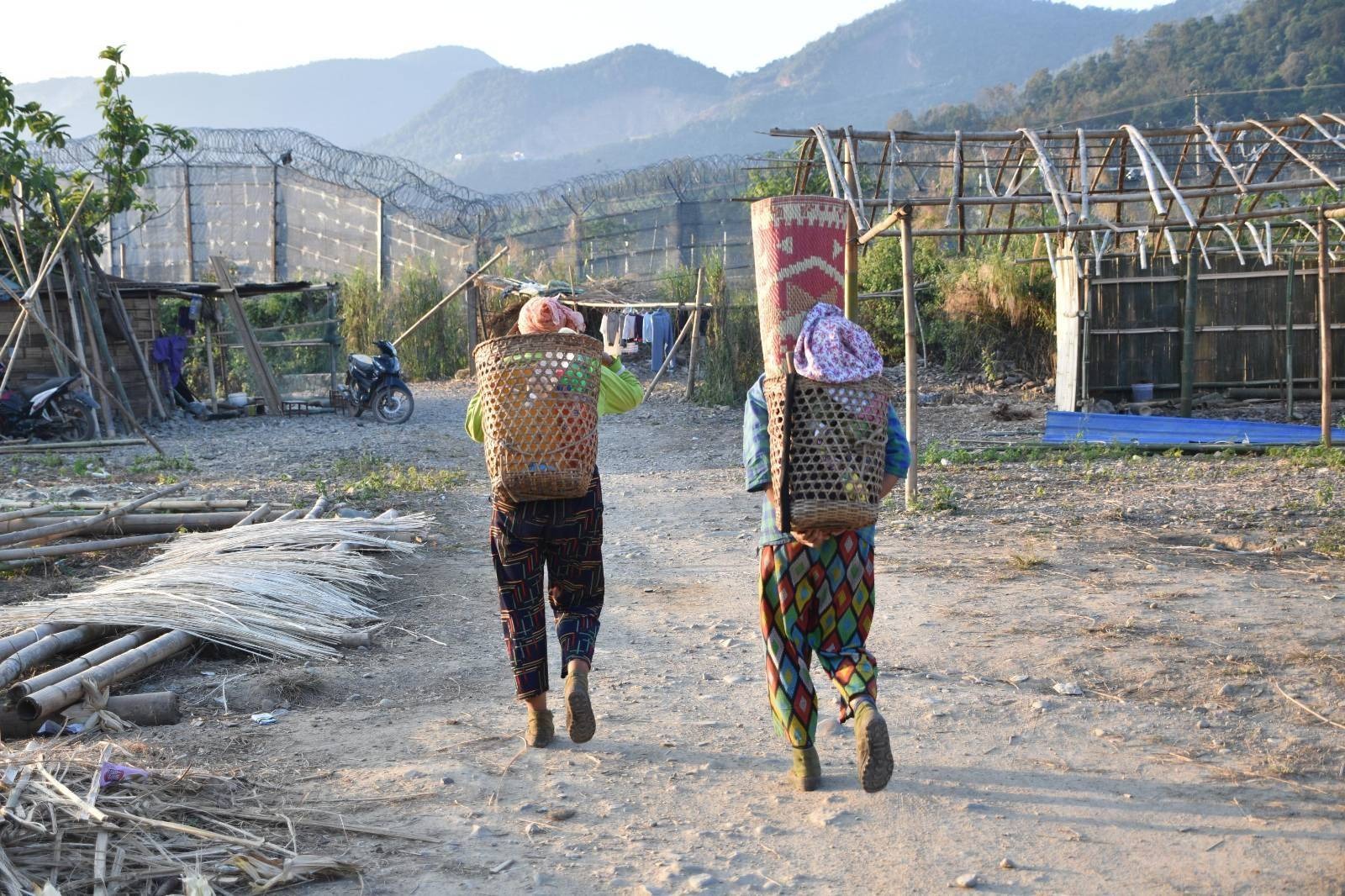 (ဖိုင်းကောင်းရွာနဲ့ တရုတ်နယ်စပ်ကြားက ဒုက္ခသည်တွေကို နိုဝင်ဘာလ ၂၅ ရက်နေ့က တွေ့ရစဉ်)