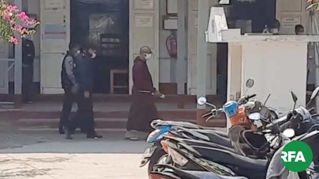 တပ်ကဖမ်းဆီးထားတဲ့ မြဝတီမင်းကြီး ဆရာတော်ကို လူဝတ်လဲရုံးထုတ် တပ်ကဖမ်းဆီးထားတဲ့ မြဝတီမင်းကြီး ဆရာတော်ကို လူဝတ်လဲရုံးထုတ်