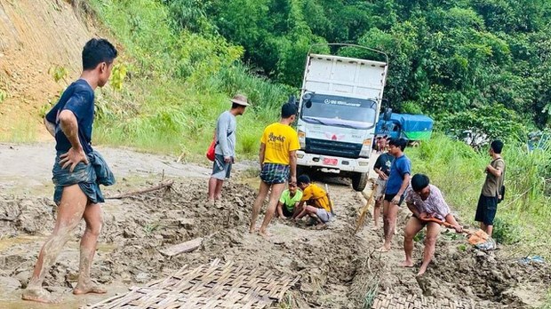 မြစ်ကြီးနား-ပူတာအိုလမ်း ပျက်စီးနေပြီး ကုန်သွယ်မှု ထပ်မံရပ်ဆိုင်း မြစ်ကြီးနား-ပူတာအိုလမ်း ပျက်စီးနေပြီး ကုန်သွယ်မှု ထပ်မံရပ်ဆိုင်း