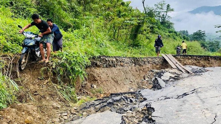 ရေကြီးရေလျှံမှုနှင့် မြေပြိုမှုများကြောင့် မြစ်ကြီးနား-ပူတာအိုလမ်း၊ တံတားများ ပျက်စီးနေသည်ကို ၂၀၂၄ ခုနှစ်၊ ဇူလိုင်လ ၈ ရက်နေ့ကတွေ့ရစဥ်။ (Citizen Photo)