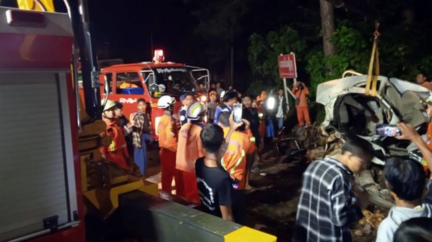 ပြင်ဦးလွင် မြို့ရှောင်လမ်းမှာ ကားနှစ်စီးတိုက်မိပြီး ကိုးဦး သေဆုံး