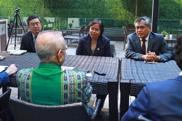 တီမောသမ္မတနဲ့ NUG ဝန်ကြီးတွေ ကုလညီလာခံပြင်ပမှာတွေ့ဆုံ