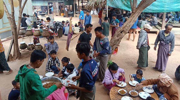 ပခုက္ကူမှာ စစ်ကြောင်းထိုးတာကြောင့် ရွာခုနစ်ရွာက ဒေသခံတွေ ထွက်ပြေးနေရ ပခုက္ကူမှာ စစ်ကြောင်းထိုးတာကြောင့် ရွာခုနစ်ရွာက ဒေသခံတွေ ထွက်ပြေးနေရ