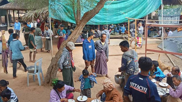 ပခုက္ကူမှာ စစ်ကြောင်းထိုး မီးရှို့မှုတွေကြောင့် လူတစ်ထောင်ခန့် ထွက်ပြေးနေရ ပခုက္ကူမှာ စစ်ကြောင်းထိုး မီးရှို့မှုတွေကြောင့် လူတစ်ထောင်ခန့် ထွက်ပြေးနေရ