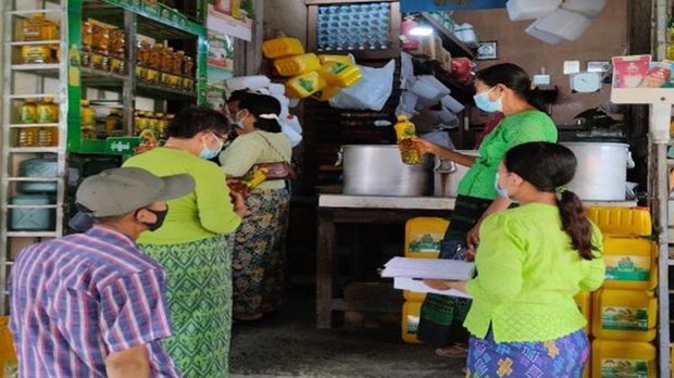 စစ်ကိုင်းမြို့မှာ သတ်မှတ်ဈေးနဲ့ ရောင်းပေးတဲ့ စားအုန်းဆီကို တစ်ပတ်တစ်ရက်သာ ဝယ်ခွင့်ရ စစ်ကိုင်းမြို့မှာ သတ်မှတ်ဈေးနဲ့ ရောင်းပေးတဲ့ စားအုန်းဆီကို တစ်ပတ်တစ်ရက်သာ ဝယ်ခွင့်ရ