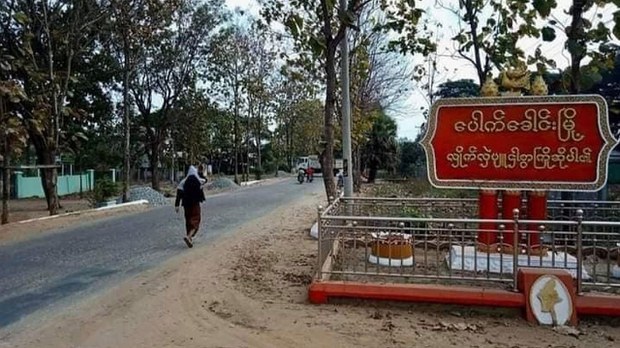 ပေါက်ခေါင်းမှာ စက်တပ်လေထီးနဲ့ ဗုံးကြဲခံရပြီး လူငါးထောင်ခန့် ထွက်ပြေးနေရ