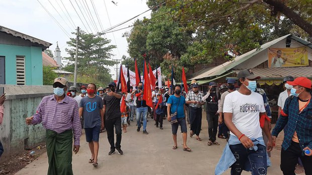 ပုသိမ်မှာ နိုင်ငံရေး လှုပ်ရှားသူတွေကို မမိလို့ သူတို့ရဲ့ဇနီးဖြစ်သူ ငါးဦးထက်မနည်း ဖမ်းဆီးခံထားရ