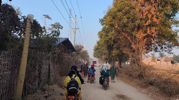 ပေါက်မှာ စစ်ကြောင်းထိုးနေလို့ လူတစ်သောင်းခန့် ထွက်ပြေးနေရ ပေါက်မှာ စစ်ကြောင်းထိုးနေလို့ လူတစ်သောင်းခန့် ထွက်ပြေးနေရ