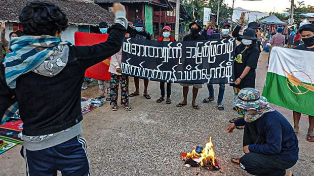 လူနဲ့ဆိုင်ကယ်တွေ အဖမ်းခံရပြီးနောက် ပိုက်ဆံနဲ့ ပြန်ရွေးခဲ့ရ လူနဲ့ဆိုင်ကယ်တွေ အဖမ်းခံရပြီးနောက် ပိုက်ဆံနဲ့ ပြန်ရွေးခဲ့ရ