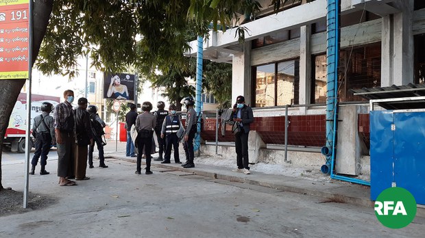 မန္တလေးမှာ စစ်ကောင်စီတပ်ဖွဲ့ဝင်တွေက လမ်းသွားလမ်းလာတွေကို တားဆီးစစ်ဆေးနေ မန္တလေးမှာ စစ်ကောင်စီတပ်ဖွဲ့ဝင်တွေက လမ်းသွားလမ်းလာတွေကို တားဆီးစစ်ဆေးနေ